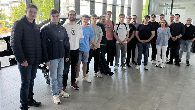 Mehr über den Artikel erfahren Besuch des Instituts für Leichtbau mit Hybridsystemen