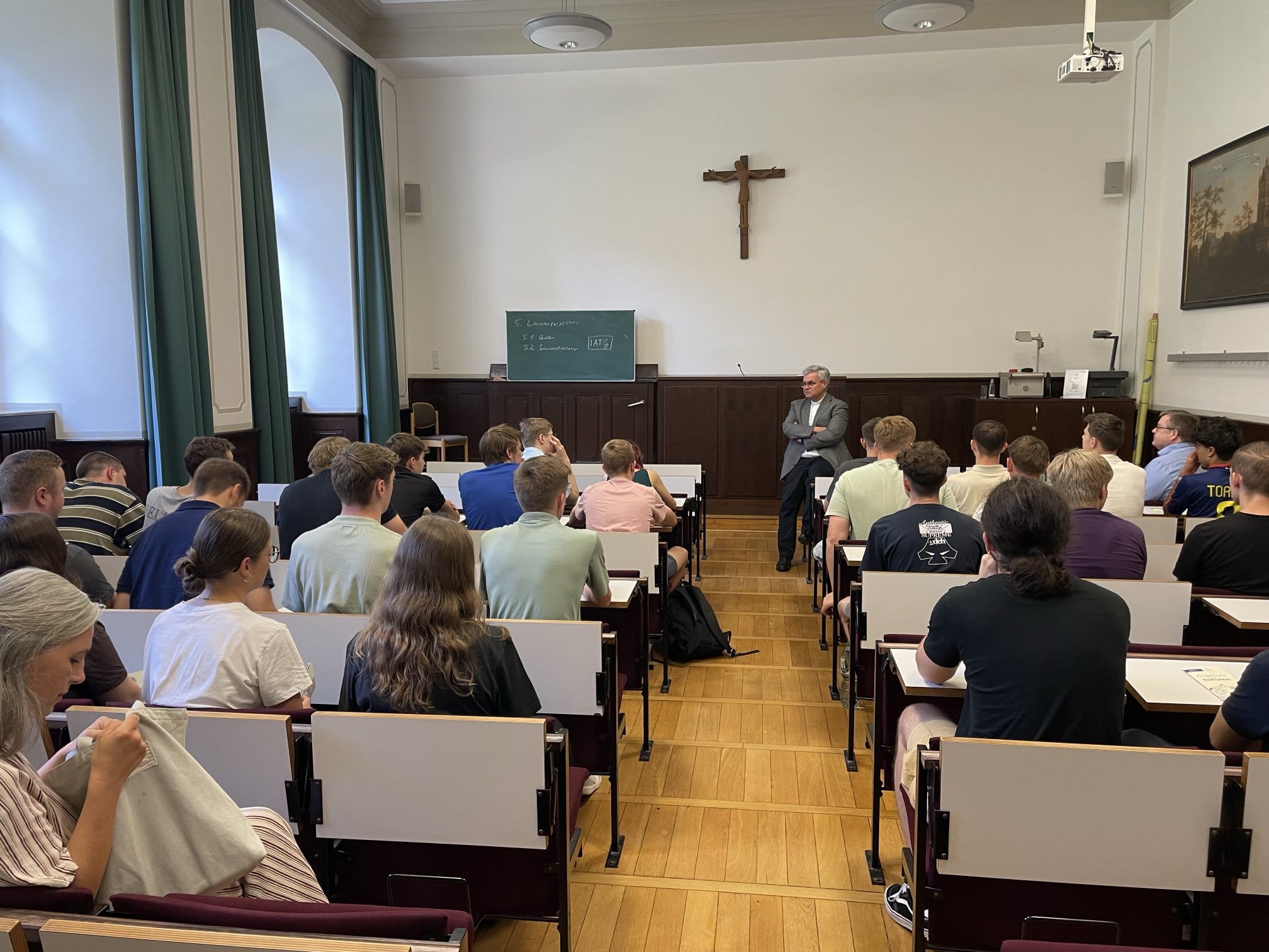 Mehr über den Artikel erfahren Auszubildende diskutieren mit dem Paderborner Erzbischof Dr. Udo Markus Bentz über künstliche Intelligenz und die Rolle der Kirche in der Gesellschaft